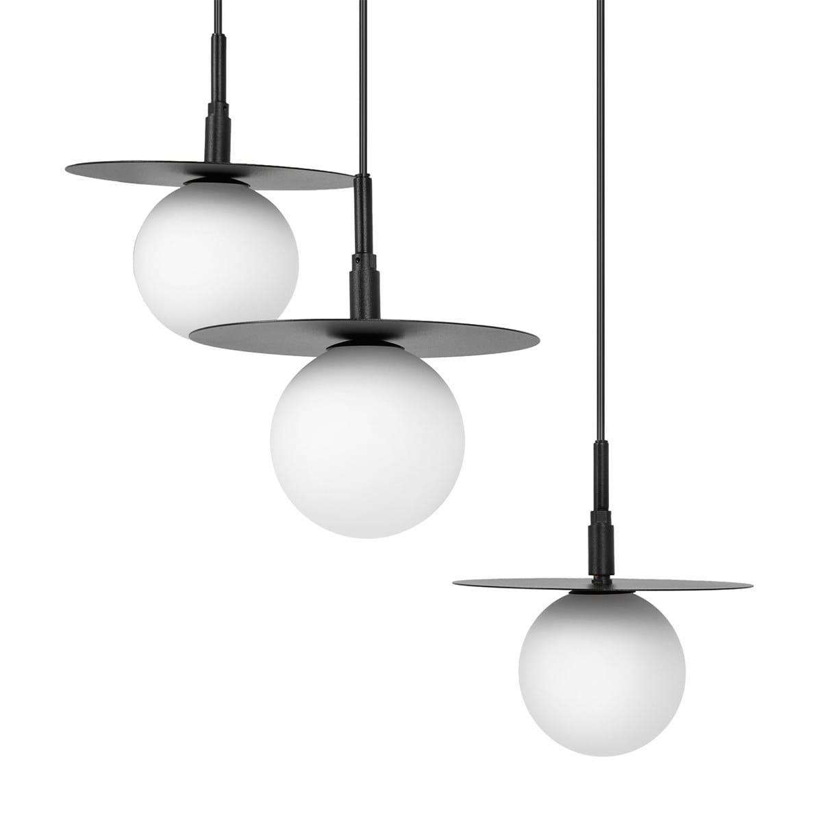 Lampa wisząca Sante 3xG9 w kolorze czarnym i białym, składająca się z trzech okrągłych, matowych kloszy zawieszonych na cienkich kablach. Klosze osadzone na płaskich, czarnych podstawach, prezentują nowoczesny design.