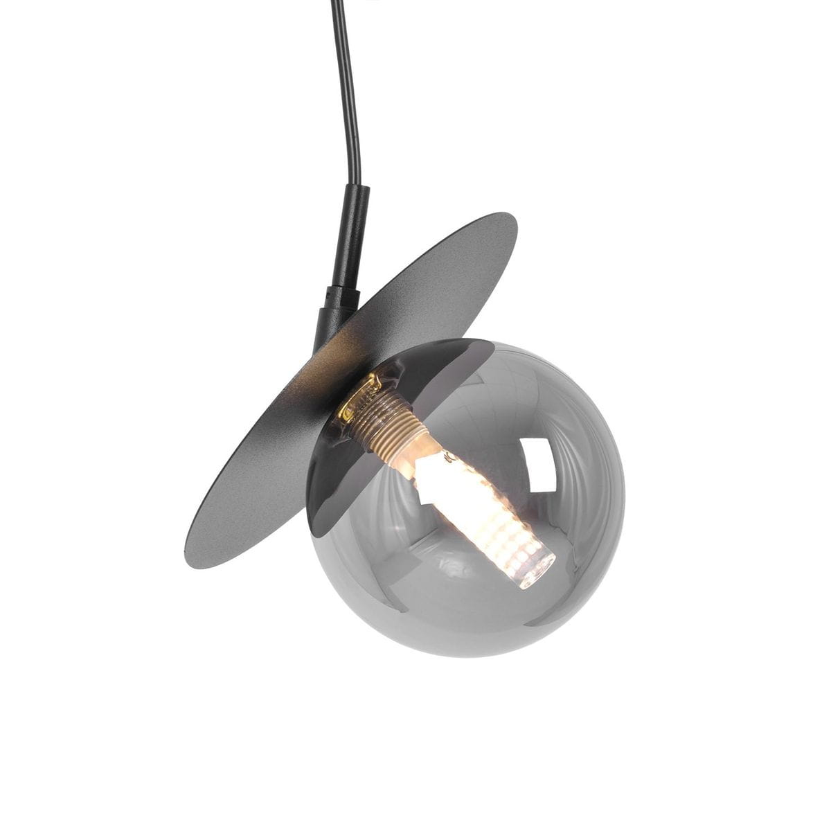 Lampa wisząca Fermi D18 w kolorze czarnym i grafitowym, z okrągłą szklaną kulą oraz metalowym kloszem. Zawieszona na cienkim przewodzie, z widoczną żarówką G9. Kąt ujęcia z boku, podkreślający detal konstrukcji.