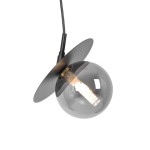 Lampa wisząca Fermi D18 w kolorze czarnym i grafitowym, z okrągłą szklaną kulą oraz metalowym kloszem. Zawieszona na cienkim przewodzie, z widoczną żarówką G9. Kąt ujęcia z boku, podkreślający detal konstrukcji.