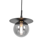 Lampa wisząca Fermi D18 z czarnym, metalowym półokrągłym daszkiem i szklaną kulą w kolorze grafitowym. Widoczna żarówka G9 w centralnej części. Produkt zawieszony na cienkim przewodzie, idealny do nowoczesnych wnętrz.