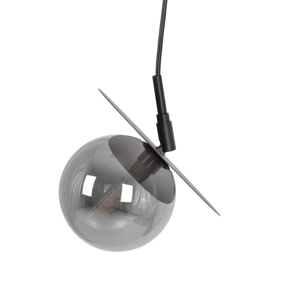 Lampa wisząca Fermi D18, czarna/grafitowa, z pojedynczym źródłem światła G9. Okrągła, szklana kula w ciemnym odcieniu, zawieszona na cienkim kablu z metalowym uchwytem. Kształt minimalistyczny, z płaską, prostokątną podstawą.