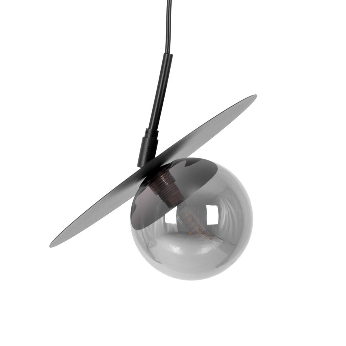 Lampa wisząca Fermi D25 w kolorze czarnym i grafitowym, z metalowym, okrągłym kloszem oraz płaskim, okrągłym daszkiem. Ujęcie z boku, pokazujące połączenie przewodu z lampą i detale konstrukcji. Przeznaczona do jednego źródła światła G9.