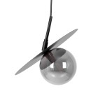 Lampa wisząca Fermi D25 w kolorze czarnym i grafitowym, z metalowym, okrągłym kloszem oraz płaskim, okrągłym daszkiem. Ujęcie z boku, pokazujące połączenie przewodu z lampą i detale konstrukcji. Przeznaczona do jednego źródła światła G9.