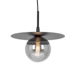 Lampa wisząca Fermi D25 w kolorze czarnym i grafitowym, z pojedynczym źródłem światła G9. Okrągła, szklana kula z ciemnym, przezroczystym wykończeniem, zawieszona na cienkim przewodzie pod okrągłą podstawą.