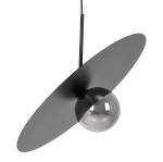 Lampa wisząca Fermi D45 w kolorze czarnym i grafitowym, z okrągłą, szklaną żarówką G9. Posiada płaską, okrągłą podstawę, zawieszoną na cienkim kablu, widok z góry zbliżony na detal. Idealna do nowoczesnych wnętrz.