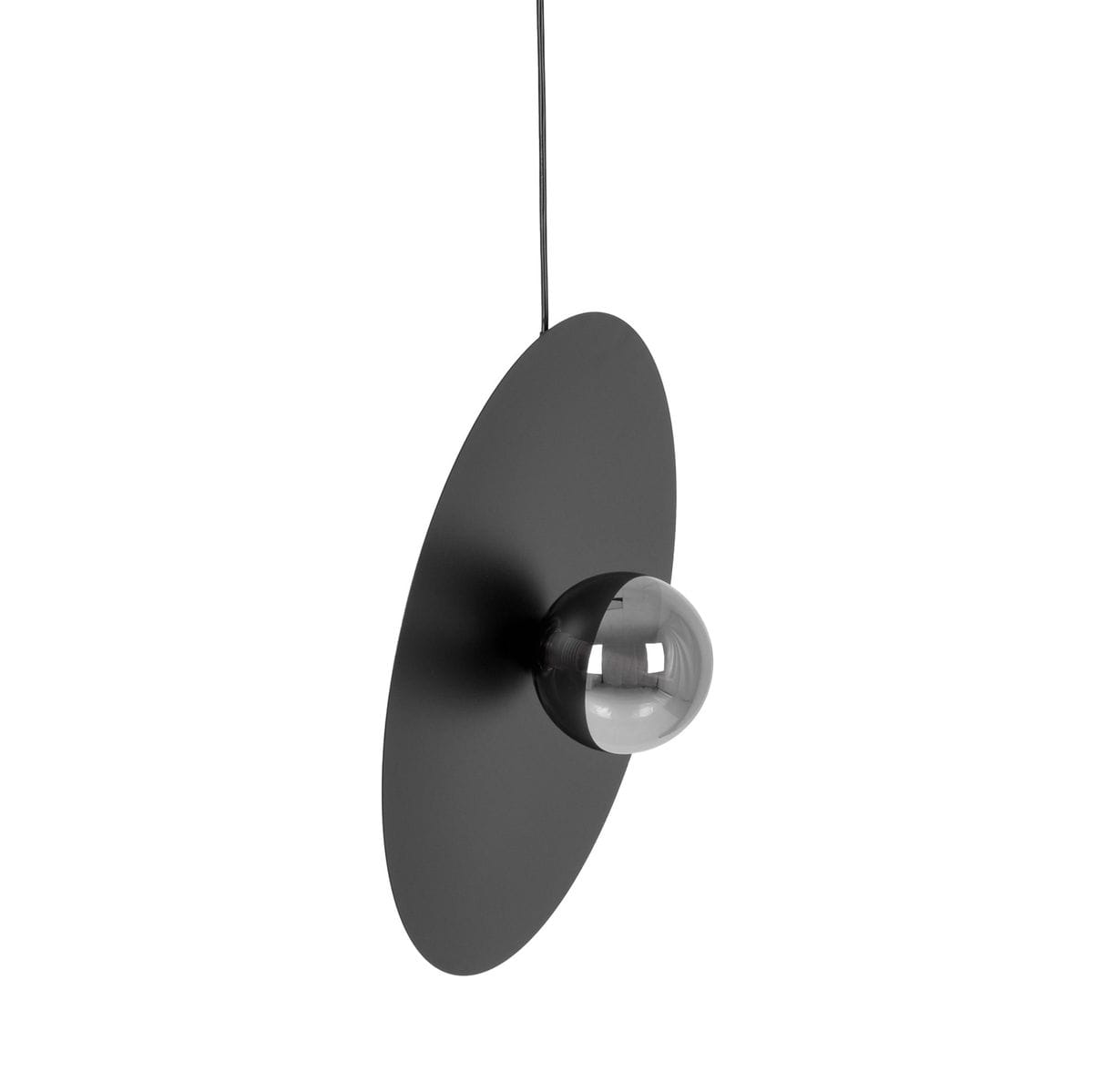 Lampa wisząca Fermi D45 w kolorze czarnym i grafitowym. Posiada okrągłą, matową osłonę i przezroczystą kulistą żarówkę G9. Ujęcie z boku, zawieszona na cienkim przewodzie. Tło jednolite, podkreślające minimalistyczny design.