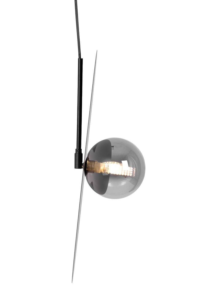 Lampa wisząca Fermi D45 w kolorze czarnym i grafitowym, z jedną oprawą G9. Okrągła, szklana kula w ciemnym odcieniu, zawieszona na cienkim, metalowym mocowaniu. Kąt ujęcia z boku, ukazujący detal konstrukcji i źródło światła.