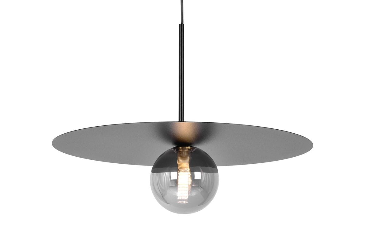 Lampa wisząca Fermi D45 w kolorze czarnym i grafitowym. Posiada okrągły, matowy klosz oraz przezroczystą żarówkę G9. Ujęcie z dołu, pokazujące detal klosza i źródła światła, zawieszona na cienkim kabelku. Tło proste, co podkreśla elegancję lampy.