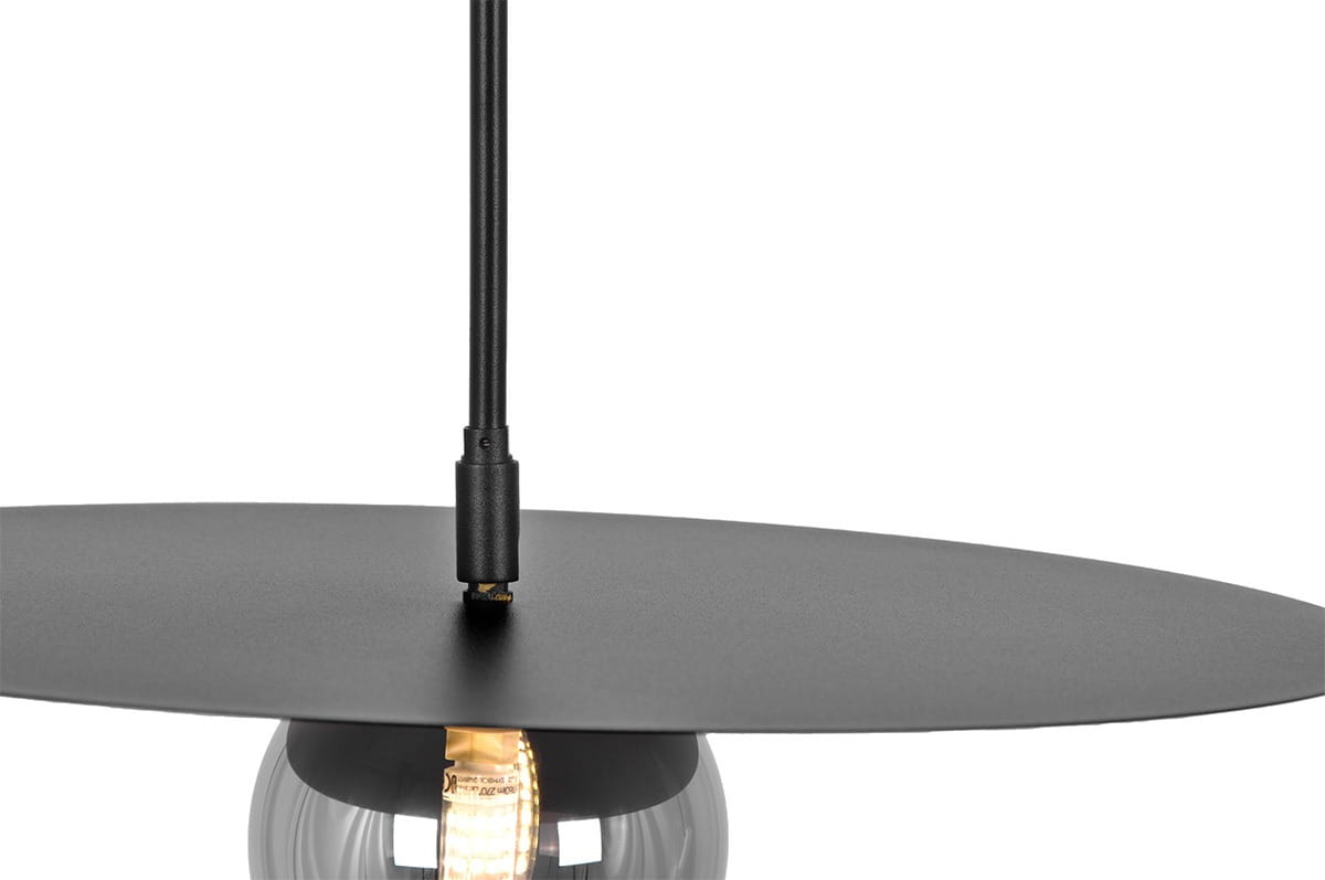 Lampa wisząca Fermi D45 w kolorze czarnym i grafitowym, z okrągłym kloszem i gniazdem na żarówkę G9. Ujęcie z góry, pokazujące detale mocowania oraz przejrzystą żarówkę. Produkt zawieszony na cienkim kablu.