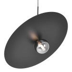 Lampa wisząca Fermi D60 w kolorze czarnym i grafitowym, z okrągłym, matowym kloszem i żarówką G9, zawieszona na cienkim przewodzie. Klosz ma płaską, szeroką formę, a wewnątrz znajduje się przezroczysta żarówka, emitująca ciepłe światło.