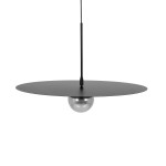 Lampa wisząca Fermi D60 w kolorze czarnym i grafitowym, z pojedynczym źródłem światła G9. Posiada okrągły, matowy klosz oraz przezroczystą żarówkę, zawieszona na cienkim przewodzie. Ujęcie z dołu, prezentujące detal konstrukcji.