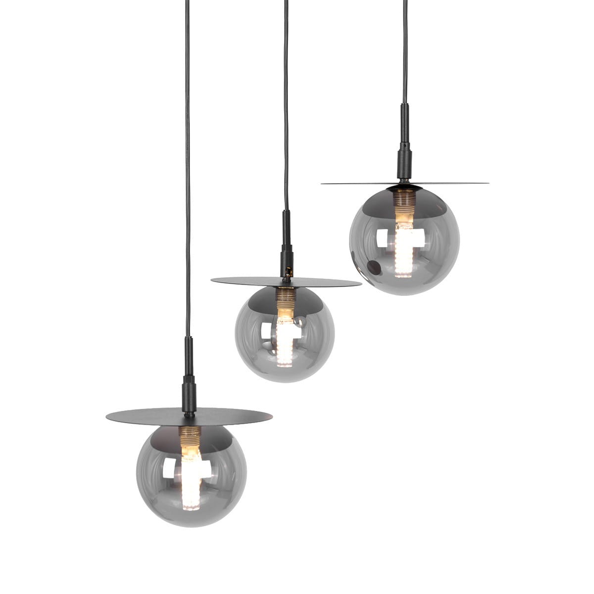 Lampa wisząca Fermi z trzema kulistymi kloszami w kolorze grafitowym, zawieszonymi na czarnych przewodach. Każdy klosz ma płaską, okrągłą podstawę. Widoczne źródło światła w każdej kuli.