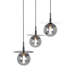 Lampa wisząca Fermi z trzema kulistymi kloszami w kolorze grafitowym, zawieszonymi na czarnych przewodach. Każdy klosz ma płaską, okrągłą podstawę. Widoczne źródło światła w każdej kuli.