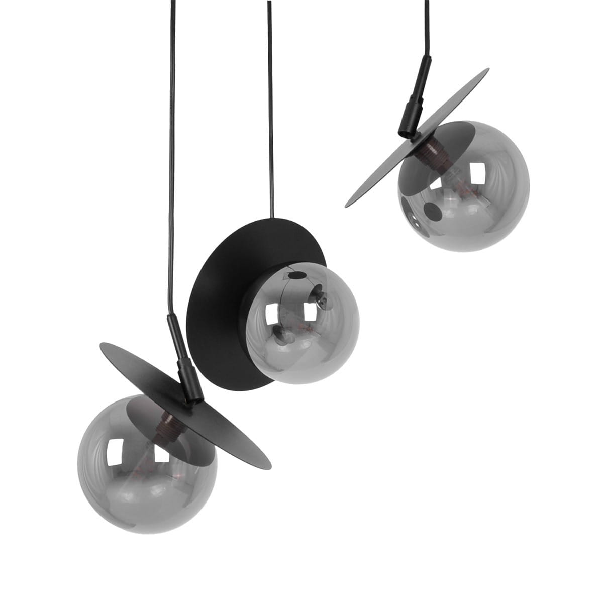 Lampa wisząca Fermi z trzema kulistymi kloszami w kolorze czarnym i grafitowym, zawieszona na cienkich przewodach. Klosze mają szare, przezroczyste wykończenie, a każdy z nich jest umieszczony na okrągłej podstawie.