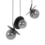Lampa wisząca Fermi z trzema kulistymi kloszami w kolorze czarnym i grafitowym, zawieszona na cienkich przewodach. Klosze mają szare, przezroczyste wykończenie, a każdy z nich jest umieszczony na okrągłej podstawie.