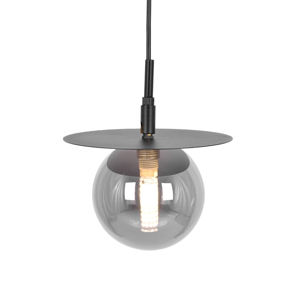 Lampa wisząca Fermi 3xG9 w kolorze czarnym i grafitowym. Posiada szklany klosz w formie kuli oraz metalowy, okrągły daszek. Ujęcie z dołu, pokazujące detal żarówki wewnątrz klosza. Kabel w kolorze czarnym.