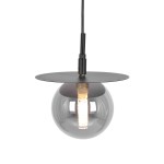 Lampa wisząca Fermi 3xG9 w kolorze czarnym i grafitowym. Posiada szklany klosz w formie kuli oraz metalowy, okrągły daszek. Ujęcie z dołu, pokazujące detal żarówki wewnątrz klosza. Kabel w kolorze czarnym.