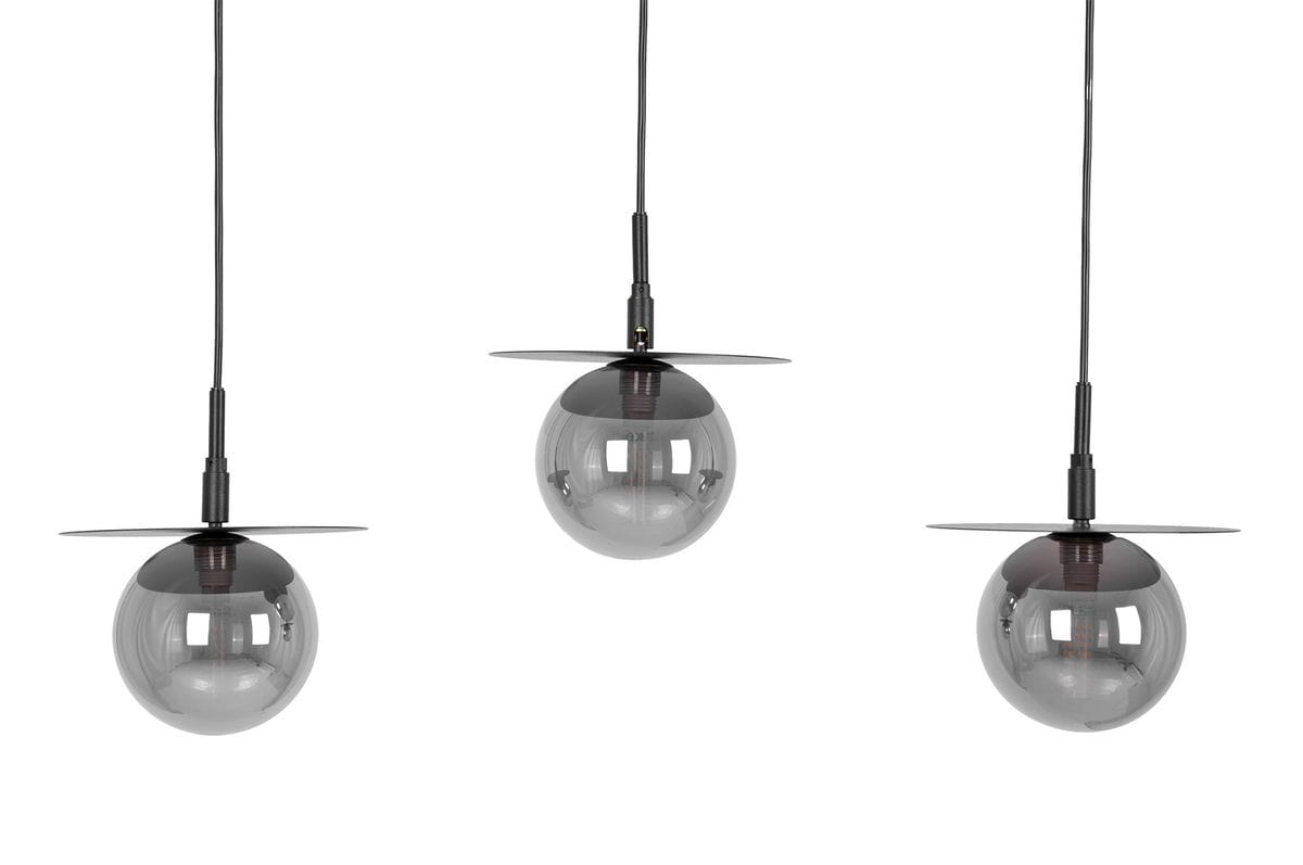 Lampa wisząca Fermi z trzema kulistymi kloszami w kolorze czarnym i grafitowym, zawieszona na cienkich przewodach. Klosze mają płaskie podstawy, co nadaje nowoczesny charakter. Produkt prezentowany na białym tle.