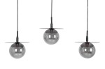 Lampa wisząca Fermi z trzema kulistymi kloszami w kolorze czarnym i grafitowym, zawieszona na cienkich przewodach. Klosze mają płaskie podstawy, co nadaje nowoczesny charakter. Produkt prezentowany na białym tle.