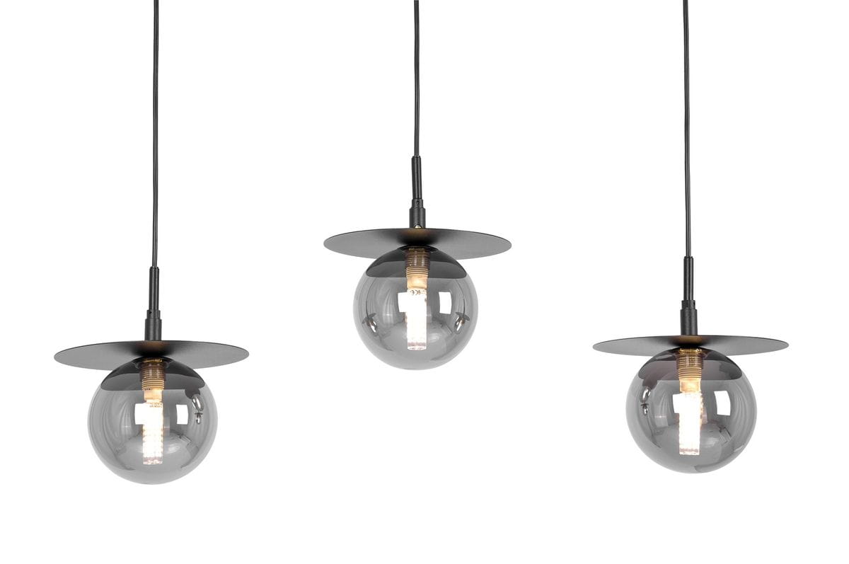 Lampa wisząca Fermi z trzema kloszami G9, w kolorze czarnym i grafitowym. Klosze mają okrągły kształt z przezroczystym, szarym szkłem, zamocowane na okrągłych podstawach. Wisi na cienkich, czarnych linkach, tworząc nowoczesny wygląd.