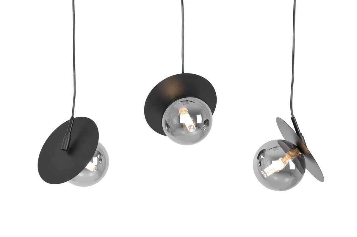 Lampa wisząca Fermi 3xG9 w kolorze czarnym i grafitowym. Trzy szklane klosze w kształcie kul z metalowymi, okrągłymi podstawami, zawieszone na cienkich, czarnych przewodach. Ujęcie z przodu, ukazujące wszystkie trzy źródła światła.
