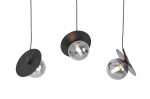 Lampa wisząca Fermi 3xG9 w kolorze czarnym i grafitowym. Trzy szklane klosze w kształcie kul z metalowymi, okrągłymi podstawami, zawieszone na cienkich, czarnych przewodach. Ujęcie z przodu, ukazujące wszystkie trzy źródła światła.