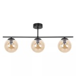 Lampa sufitowa Delta z trzema kulistymi kloszami w odcieniu bursztynowym, zawieszona na czarnej metalowej konstrukcji. Ujęcie frontalne, klosze z widocznymi źródłami światła, elegancki design.