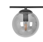 Lampa sufitowa Gamma z trzema gniazdami E14, w kolorze czarnym i grafitowym. Okrągła, szklana kula z lekko przyciemnionym szkłem, widoczne żarówki z pomarańczowymi włóknami. Ujęcie z boku, pokazujące detal konstrukcji.