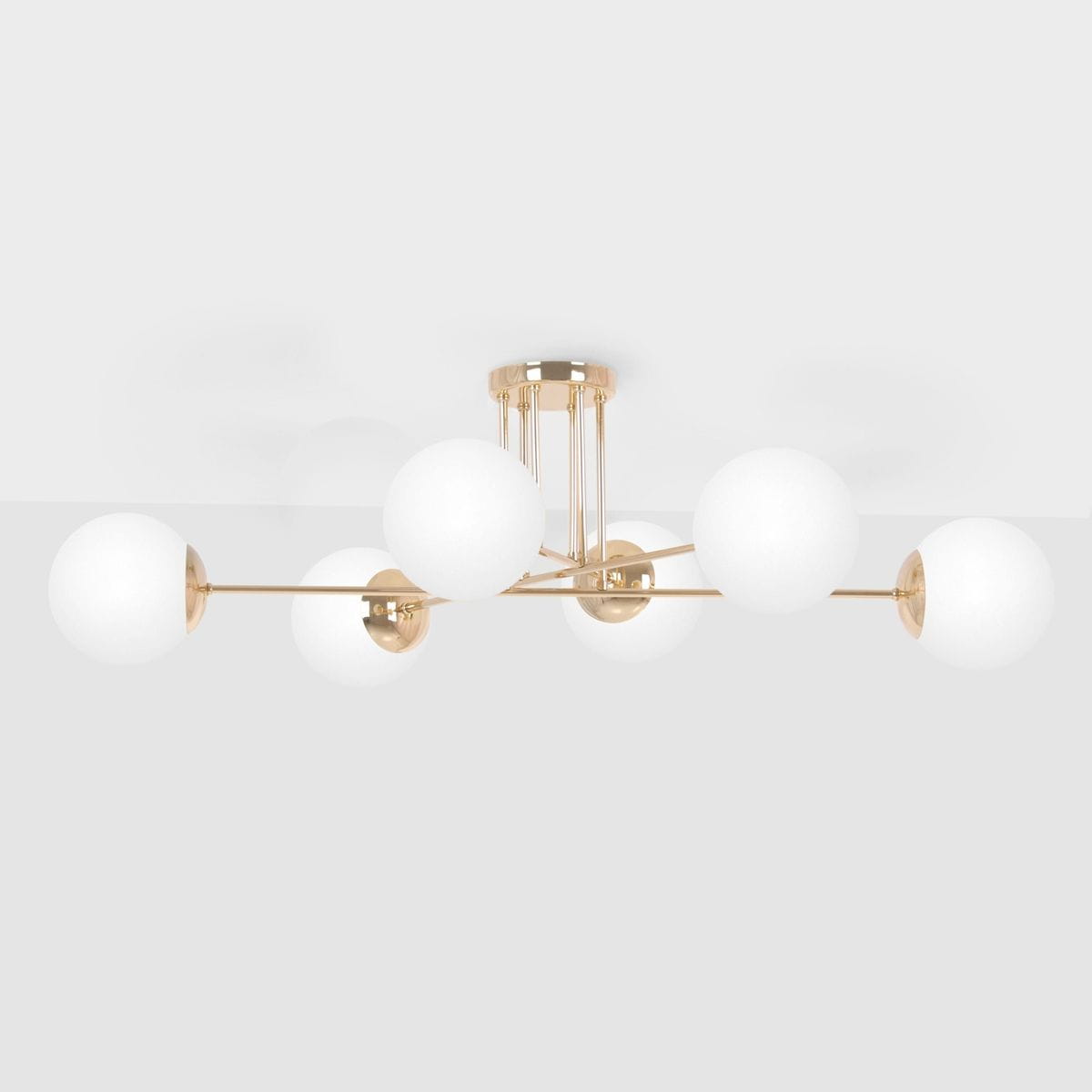 Lumia lampa sufitowa 6xE27 w kolorze złotym i białym, z sześcioma okrągłymi kloszami z matowego szkła, zamocowana na złotej podstawie. Lampa ma nowoczesny, minimalistyczny design i jest umieszczona w pozycji wiszącej.
