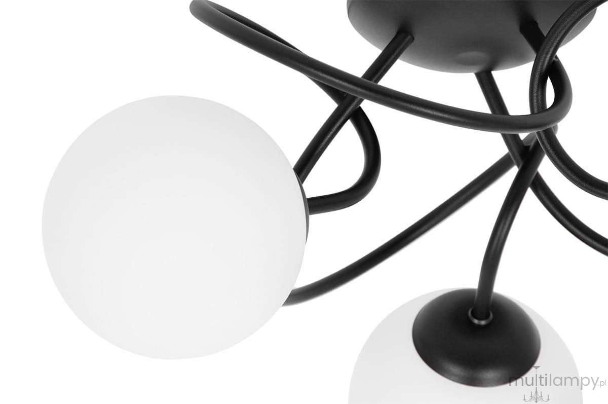 Lampa sufitowa Nela z trzema oprawami na żarówki E14, w kolorze czarnym i białym. Widoczne białe, okrągłe klosze z matowego szkła oraz czarna, stylizowana metalowa konstrukcja. Ujęcie z góry, ukazujące detale mocowania i kształt lampy.