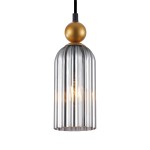 Lampa wisząca Narisa z dymionym kloszem w stylu retro, z metalową złotą kulą u góry. Klosz ma cylindryczny kształt z poziomymi żłobieniami, zawieszona na czarnym przewodzie. Używa żarówki E27. Idealna do nowoczesnych wnętrz.
