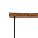 Lampa wisząca Naster z drewnianym kloszem, zawieszona na czarnych linkach. Widoczny element mocujący z metalowym detalem. Przeznaczona na trzy żarówki E27. Kąt ujęcia z góry, ukazujący górną część lampy.