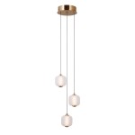 Lampa wisząca Ganti z trzema kloszami LED, wykonana z mosiądzu i białego szkła. Klosze mają okrągły kształt, zawieszone na czarnych linkach, montowane do sufitowej podstawy w kolorze złotym.