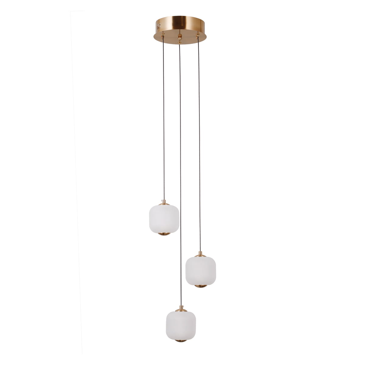 Lampa wisząca Ganti z trzema kulistymi kloszami w białym kolorze, zawieszona na cienkich czarnych linkach. Metalowa podsufitka w kolorze mosiądzu. Wymiary kloszy są równomierne, tworząc harmonijną kompozycję.