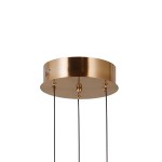 Lampa wisząca Ganti w kolorze mosiądzu z trzema źródłami LED 8W. Okrągła podsufitka z wykończeniem w odcieniu mosiądzu, zawieszona na trzech czarnych przewodach. Wysoka jakość materiałów, nowoczesny design.