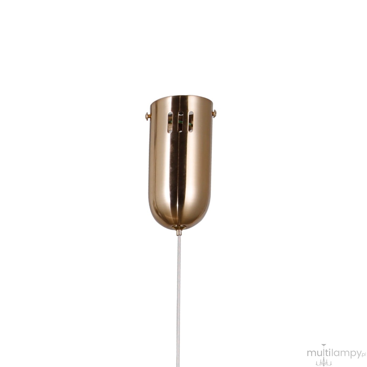 Lampa wisząca Ganti z mosiądzu, w kształcie cylindrycznym, z białym przewodem. Wyposażona w osłonę LED 15W, z widocznymi otworami wentylacyjnymi. Stoi w pozycji wiszącej, na prostym tle.