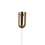 Lampa wisząca Ganti z mosiądzu, w kształcie cylindrycznym, z białym przewodem. Wyposażona w osłonę LED 15W, z widocznymi otworami wentylacyjnymi. Stoi w pozycji wiszącej, na prostym tle.