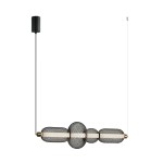Lampa wisząca Marco z pojedynczym źródłem LED o mocy 16W, w kolorze czarnym i złotym. Kształt geometryczny, wykonana z siatki metalowej, zawieszona na cienkim przewodzie. Kąt ujęcia frontalny, na białym tle.