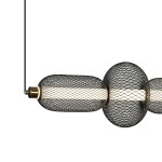 Lampa wisząca Marco z czarną metalową siatką i złotymi detalami, z jedną żarówką LED o mocy 16W. Ujęcie z boku, pokazujące kształt lampy z owalnymi elementami i źródłem światła w centrum.