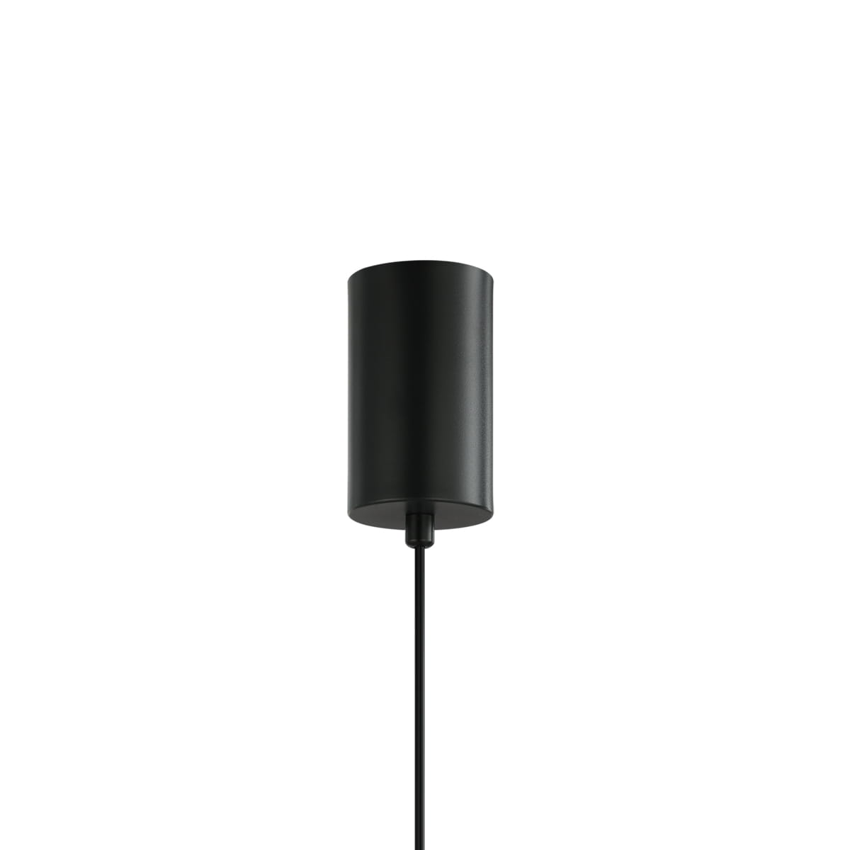 Lampa wisząca Marco w kolorze czarnym z metalowym kloszem w kształcie cylindra. Zawieszona na cienkim przewodzie, z jednym źródłem LED o mocy 16W. Klasyczny design, idealna do nowoczesnych wnętrz. Tło białe, co podkreśla elegancję lampy.