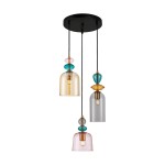Lampa wisząca Namos z trzema kloszami w kolorach: przezroczystym, różowym i złotym, zawieszona na czarnych przewodach. Klosze mają różne kształty, z ozdobnymi elementami w kolorze turkusowym i złotym. Montaż sufitowy, nowoczesny design.
