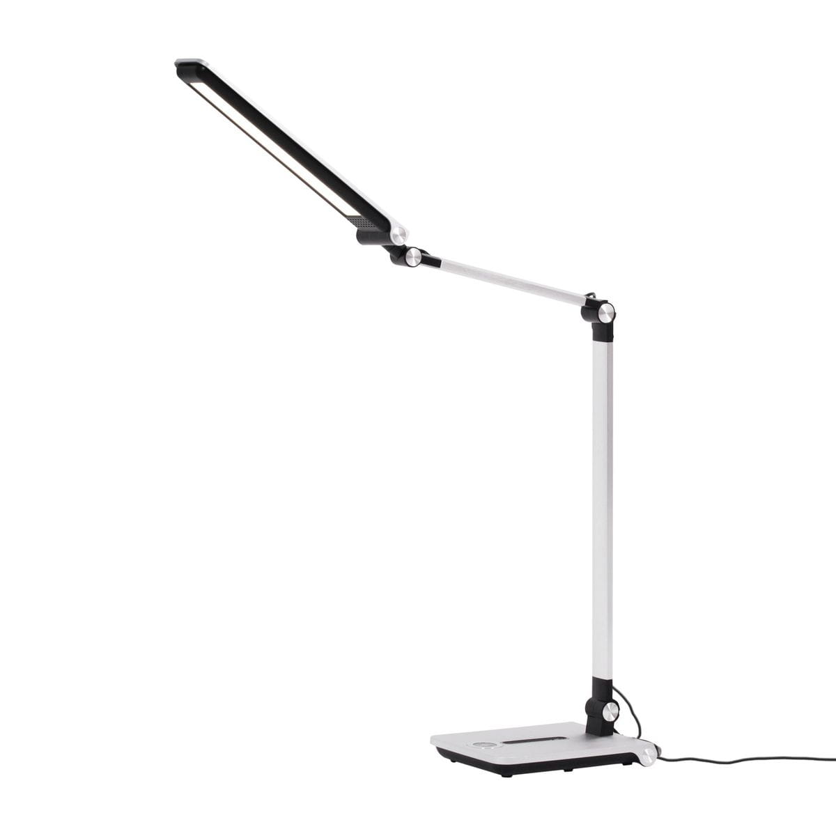 Lampka biurkowa Rico w kolorze srebrnym, z regulowanym ramieniem, wyposażona w jedną diodę LED o mocy 10W. Umożliwia zmianę temperatury barwowej światła od 3000K do 6500K. Ujęcie z boku, stojąca na płaskiej podstawie.