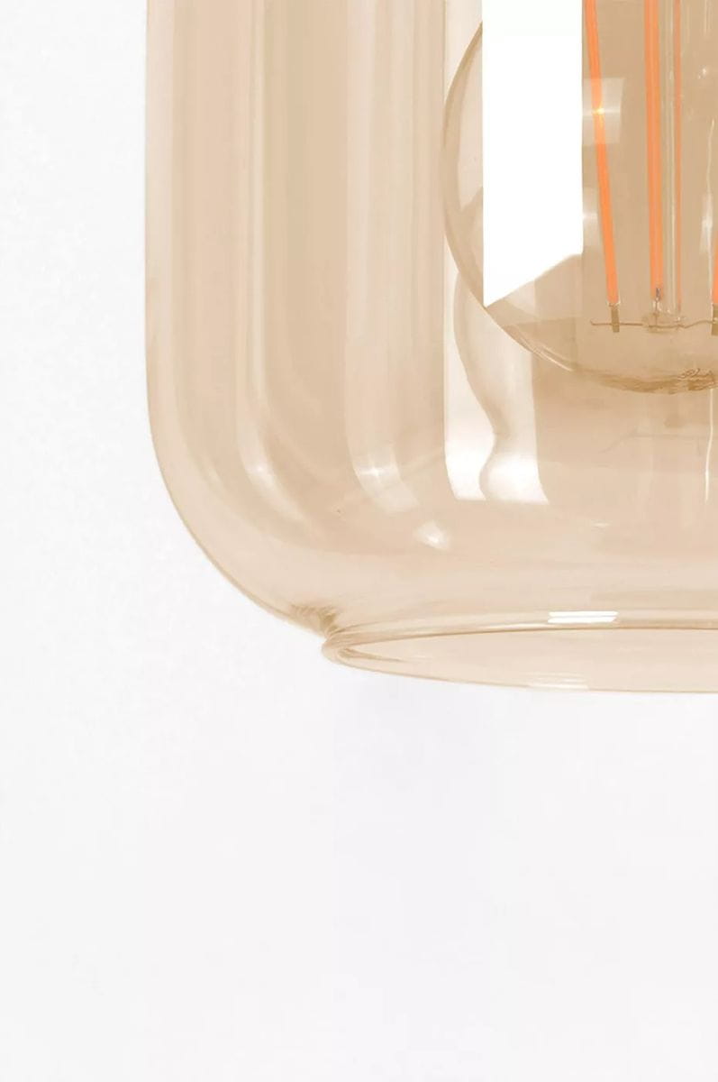 Lampa wisząca Doka z trzema oprawami E27, w kolorze czarnym z bursztynowym kloszem. Zbliżenie na przezroczysty klosz, ukazujący żarówki z widocznymi elementami. Produkt zawieszony, na jasnym tle.