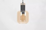 Lampa wisząca Doka 3xE27 w kolorze czarnym i bursztynowym. Szklany klosz o prostokątnym kształcie z widoczną żarówką. Metalowe wykończenie w górnej części. Produkt zawieszony na cienkim kabelku, na jednolitym tle.