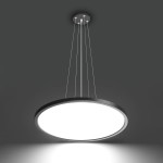Czarna lampa wisząca Manito D40 z jednym źródłem LED o mocy 32W. Okrągły kształt z metalowym ramieniem, zawieszona na cienkich linkach. Prosta, nowoczesna forma, idealna do oświetlenia wnętrz.