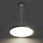 Lampa wisząca Manito D40 w kolorze czarnym, z okrągłym kloszem LED o mocy 32W. Zawieszona na cienkich linkach, z metalowym mocowaniem sufitowym. Wykończenie matowe, z białym transparentnym kloszem, emitującym rozproszone światło.