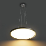 Lampa wisząca Manito D40 w kolorze czarnym, z okrągłym, matowym kloszem LED o mocy 32W. Zawieszona na cienkich linkach, emitująca ciepłe światło, zamocowana do sufitu. Prosta forma, nowoczesny design, idealna do różnorodnych wnętrz.