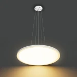 Lampa wisząca Manito D40 z pojedynczym źródłem światła LED o mocy 32W. Okrągła, biała obudowa z subtelnym podświetleniem, zawieszona na cienkich linkach. Tło ciemnoszare, co podkreśla elegancki design.