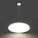 Lampa wisząca Manito D40 w kolorze białym, o okrągłym kształcie, z jedną diodą LED 32W. Zawieszona na cienkich linkach, montowana do sufitu, emitująca jasne, równomierne światło na ciemnym tle.