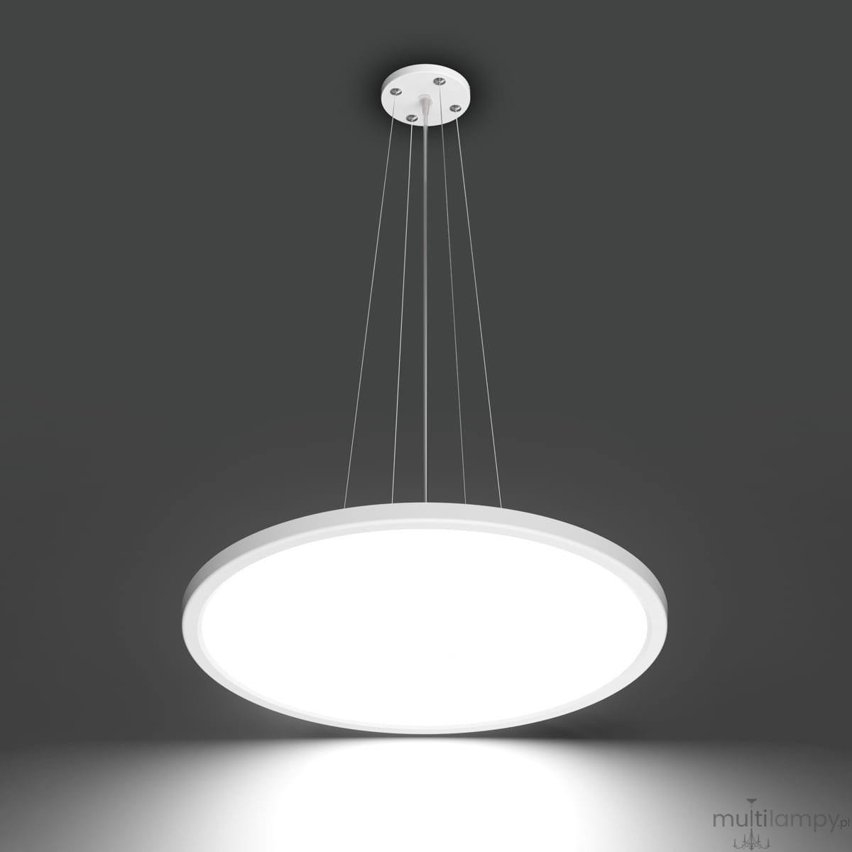Lampa wisząca Manito D40 w kolorze białym z pojedynczym źródłem światła LED o mocy 32W. Okrągły klosz zawieszony na cienkich linkach, z montażem na sufitowym stropie. Tło ciemne, podkreślające jasność lampy.